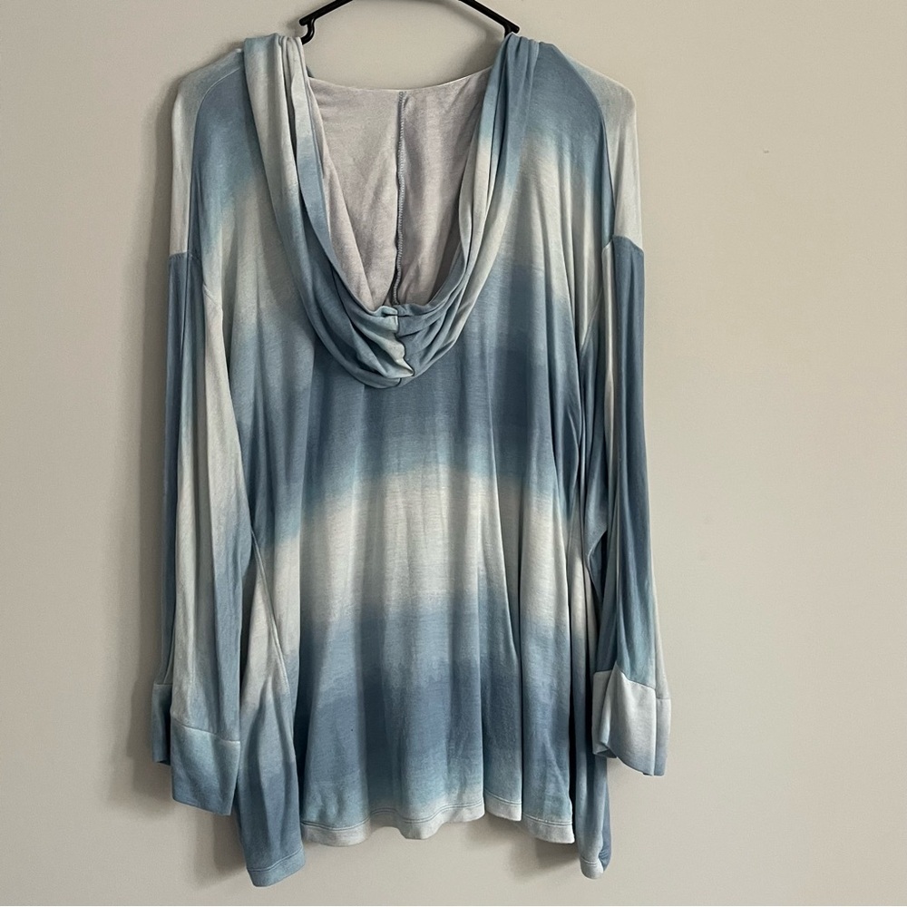 Koolaburra by UGG Light Blue Lightweight Half Sleeve Hooded Tee Shirt - Picture 4 of 5